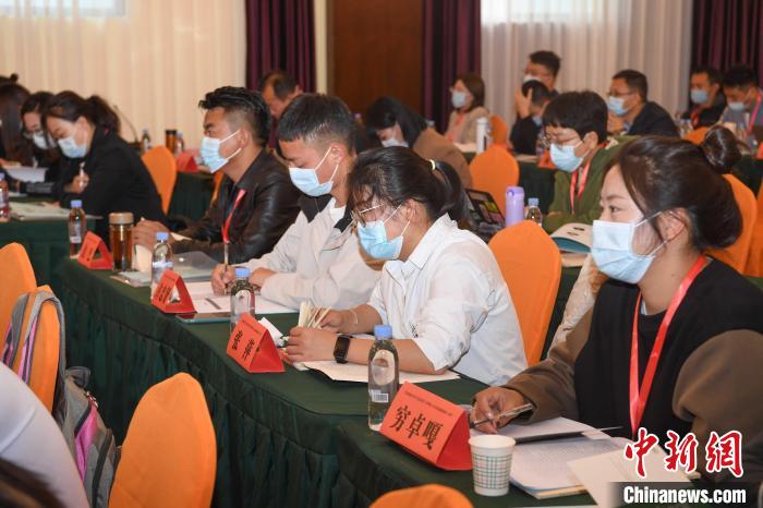 圖為第十五期全國預(yù)防青少年違法犯罪工作理論與務(wù)實(shí)高級(jí)研修班學(xué)員正在上課。　貢嘎來松 攝