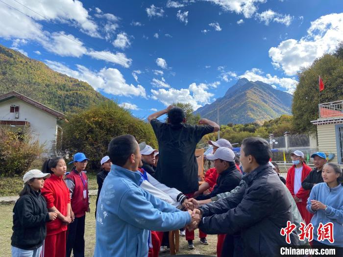 圖為學生們在西藏巴松措青少年活動營地開展趣味活動?！∥鞑厍嗌倌陮嵺`教育基地供圖