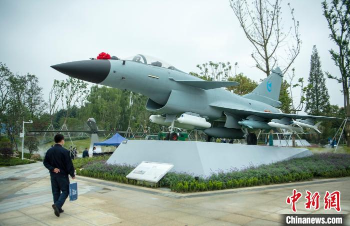 園林式戰(zhàn)斗機(jī)博物館內(nèi)展示的“殲10C”飛機(jī)?！⒅铱?攝