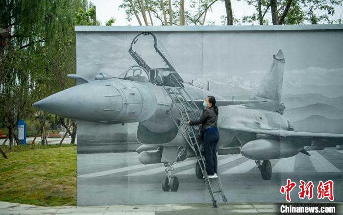 “猛龍出擊”互動墻前市民體驗(yàn)登機(jī)場景?！⒅铱?攝