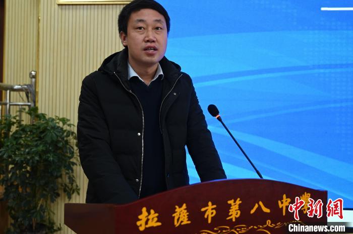 圖為城關(guān)區(qū)委副書記、區(qū)委教育工作領(lǐng)導(dǎo)小組組長汪鋒致辭?！≮w朗 攝