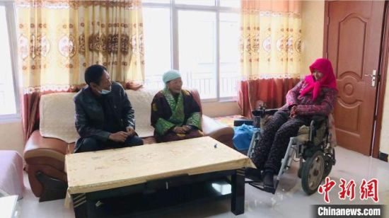 圖為仁欠卓瑪一家在房間里愉快的聊天?！《继m縣委宣傳部 供圖 　　