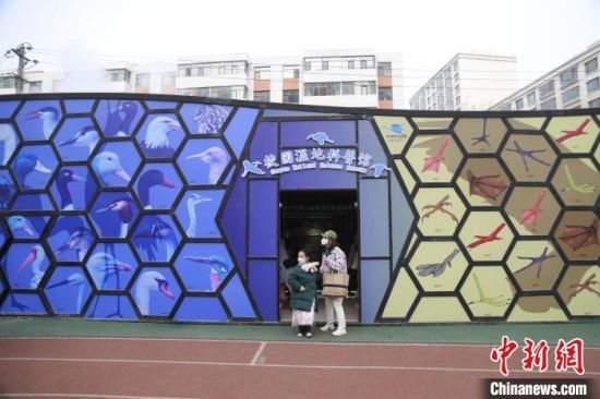 圖為西寧市第一中學(xué)濕地科普宣教館?！±罱瓕?攝