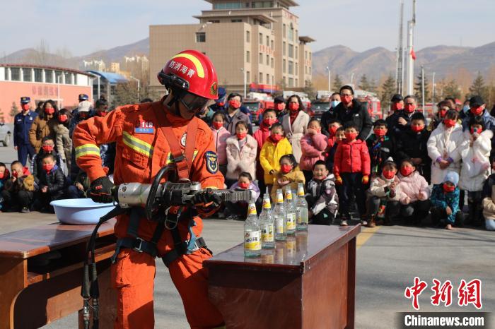 圖為消防救援人員技能展示?！铨埥?攝