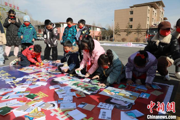 圖為小朋友們參加趣味游戲活動?！铨埥?攝