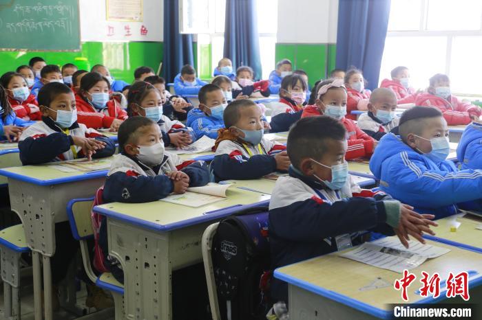 圖為學(xué)生學(xué)習(xí)七步洗手法?！●R銘言 攝