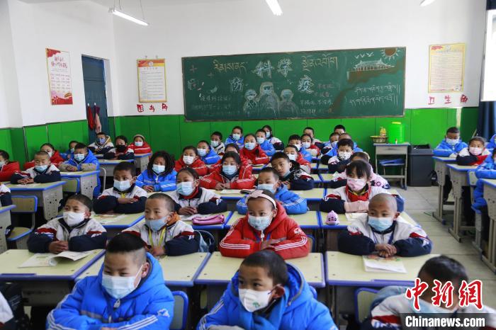 圖為正在上課的學(xué)生?！●R銘言 攝