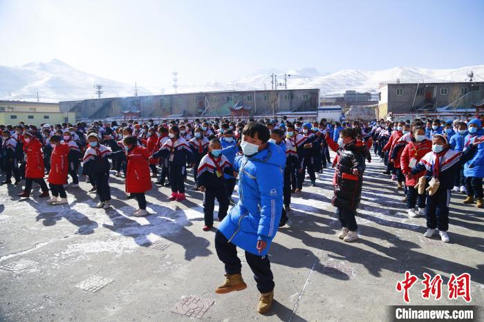 圖為學(xué)生跳起歡快的藏族舞蹈迎接新學(xué)期?！●R銘言 攝