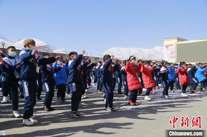 圖為學(xué)生跳起歡快的藏族舞蹈迎接新學(xué)期?！●R銘言 攝