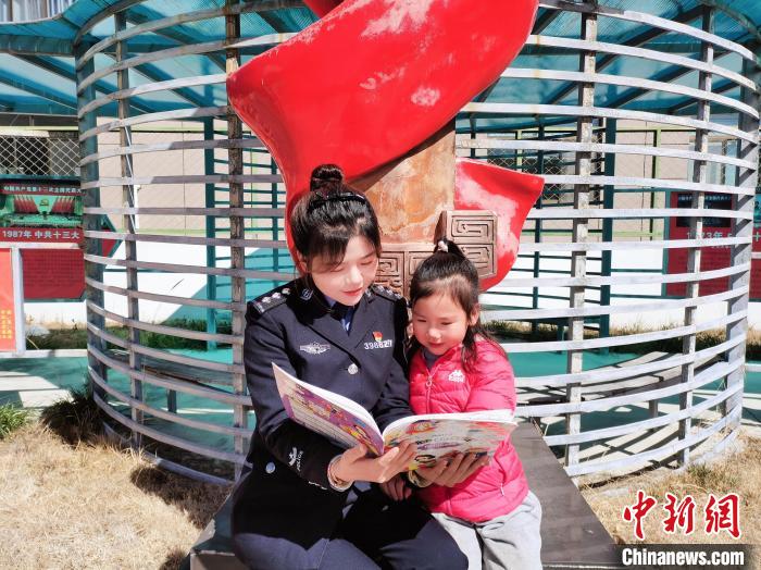 西藏林芝:小達嘎的“警察媽媽”