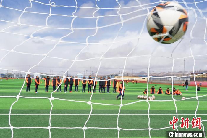 圖為孩子們進行射門訓練?！●R銘言 攝