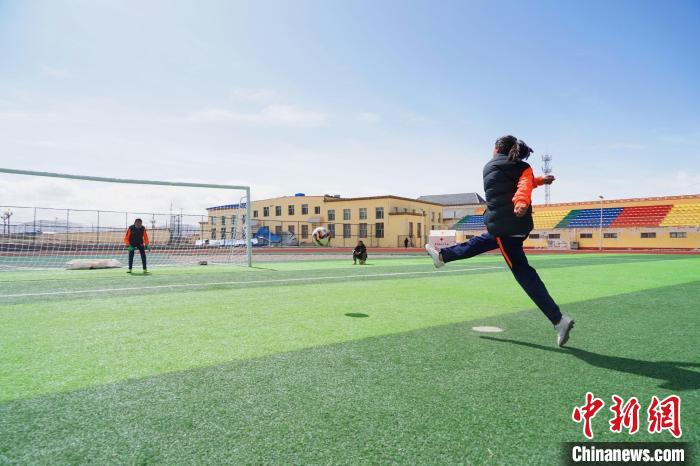 圖為一名女孩進行射門訓練?！●R銘言 攝