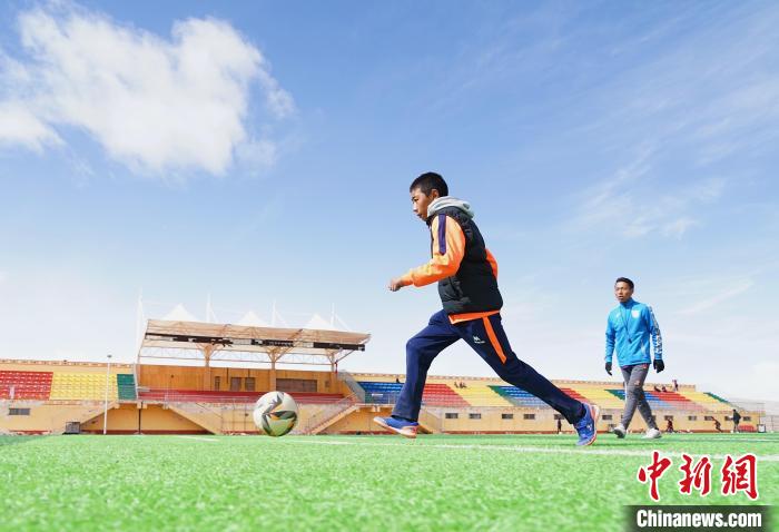 圖為一名男孩運球射門?！●R銘言 攝