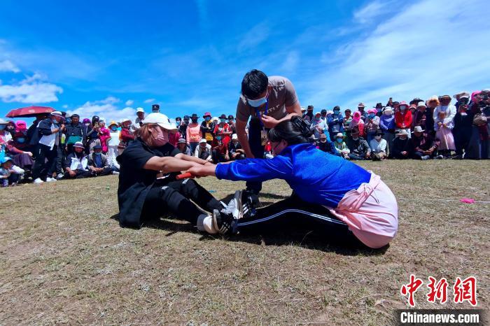 圖為當(dāng)?shù)孛癖娺M行蹬棍比賽?！±铍h 攝