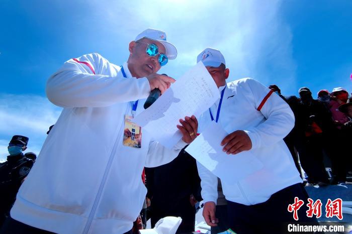 圖為裁判員統(tǒng)計牧民運動項目比賽成績?！±铍h 攝