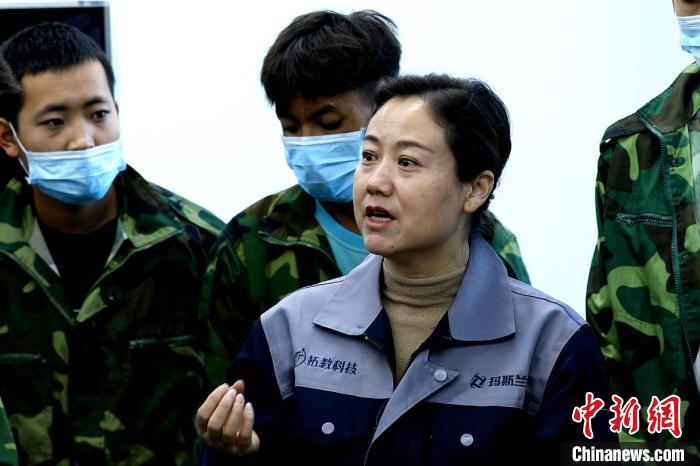 圖為李富香給與學(xué)生交流。(資料圖) 青海省教育廳供圖