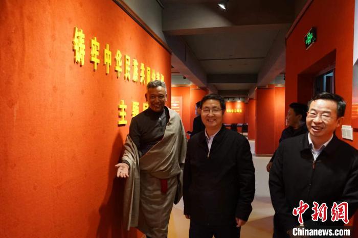 資料圖為參觀鑄牢中華民族共同體意識主題展?！『F龍 攝