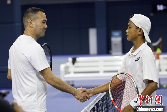 闊別兩年后，王發(fā)(右一)和王育喜(左一)再握手。　黃迪燊 攝