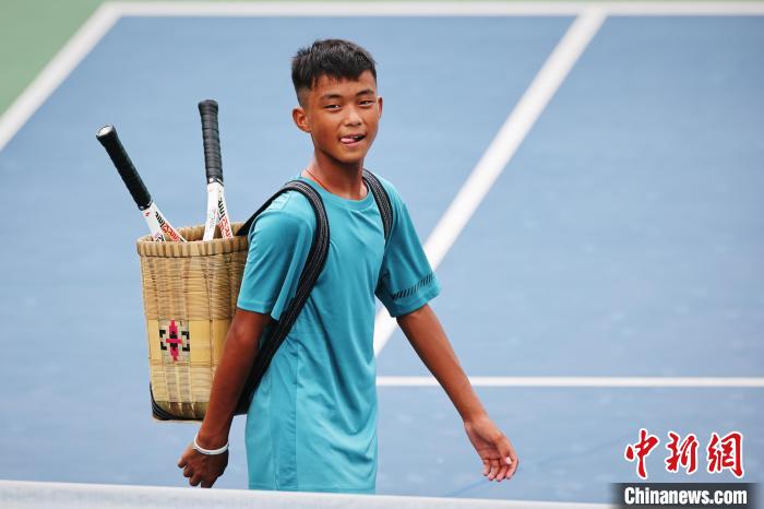 王發(fā)背著背簍在賽場上?！±罱ㄋ?攝