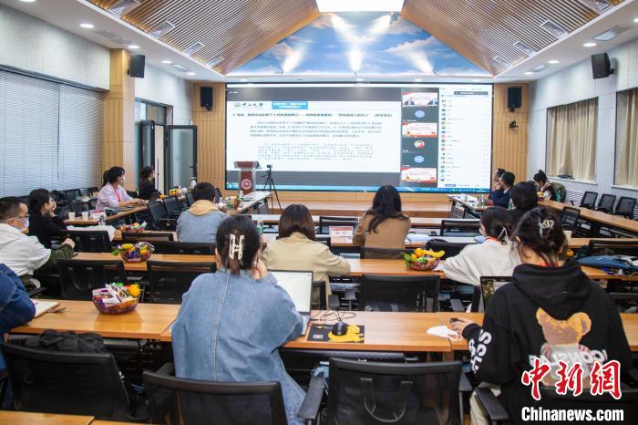 圖為論壇會議現(xiàn)場?！⊥瑬|放 攝