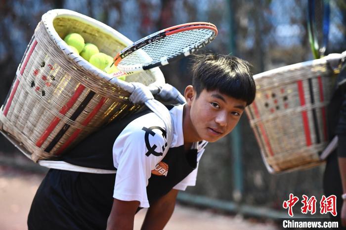圖為“背簍少年”王發(fā)正在廊坊市體育館網(wǎng)球訓(xùn)練中心進(jìn)行訓(xùn)練。　鄭晨子 攝