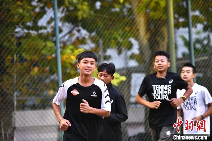 圖為王發(fā)和隊(duì)友們進(jìn)行體能訓(xùn)練?！∴嵆孔?攝