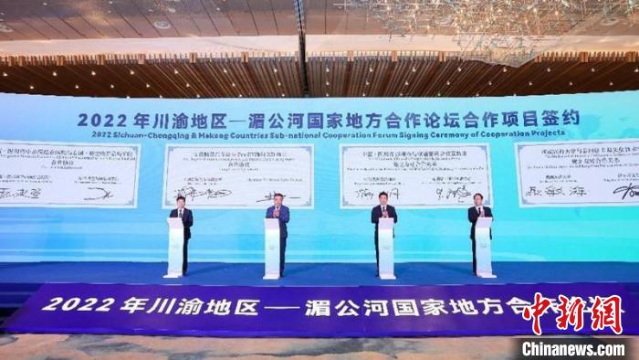 多個項目集中簽約。王宇 攝