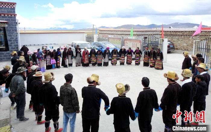 圖為普瑪江塘鄉(xiāng)民眾載歌載舞?！±丝ㄗ涌h網(wǎng)信辦供圖