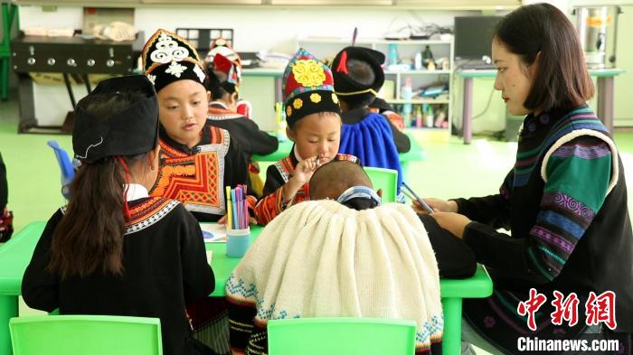 正在上課的學(xué)生?！√茊⒑?攝