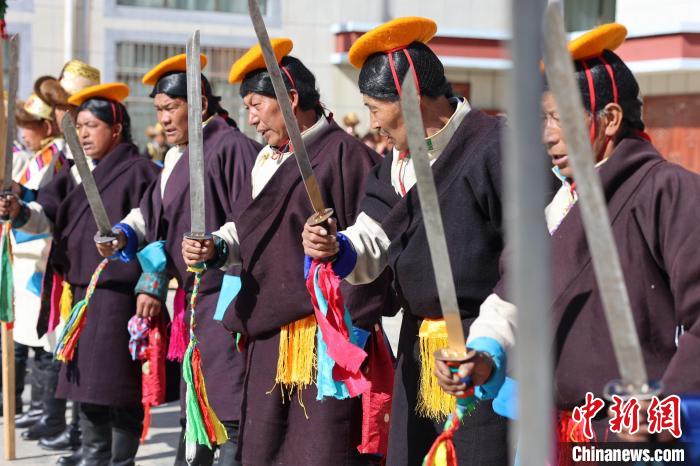 圖為藝人們手持藏刀表演加麻百·甲江?！愔闈扇?攝