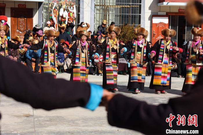 圖為民間藝人表演加麻“果諧”?！愔闈扇?攝