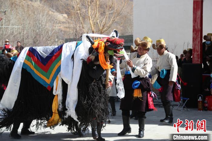 圖為民間藝人表演加麻百·甲江?！愔闈扇?攝