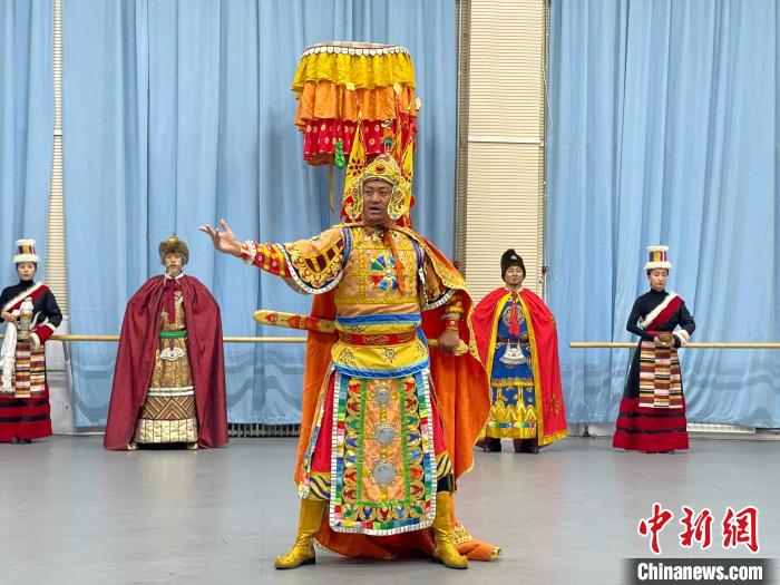 圖為格薩爾劇展演?！∠锴凡抛?供圖