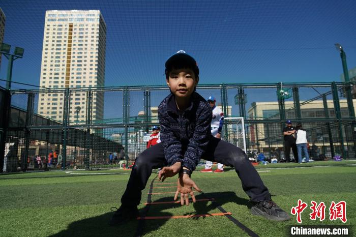 圖為小棒球手進行接球動作訓練?！●R銘言 攝