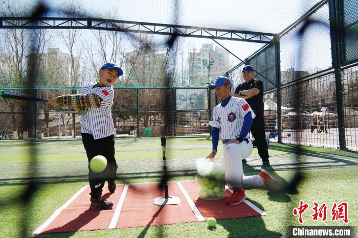 圖為教練指導小棒球手進行擊球訓練。　馬銘言 攝