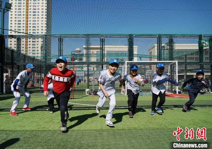 圖為小棒球手們進行體能訓練?！●R銘言 攝