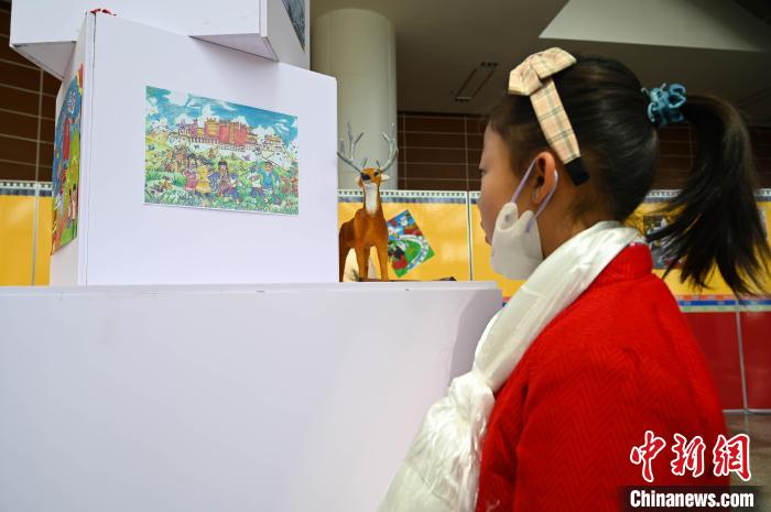 圖為學(xué)生參觀繪畫(huà)展?！≮w朗 攝