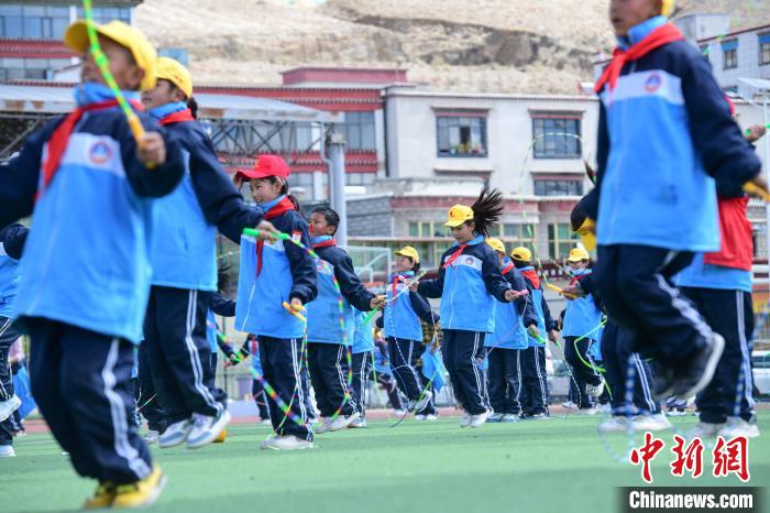 圖為學(xué)生正在練習(xí)跳繩?！∝暩聛硭?攝