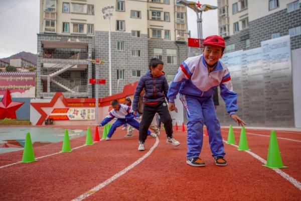 在高原上教孩子們打手球，“慢慢兒來(lái)，甭著急！”
