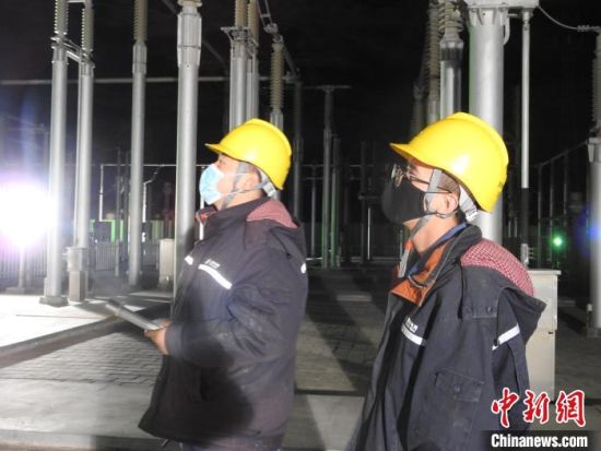 圖為5月10日凌晨，國網(wǎng)青海檢修公司柴達木換流站運維人員在進行柴拉直流系統(tǒng)停電操作?！∫杂?攝
