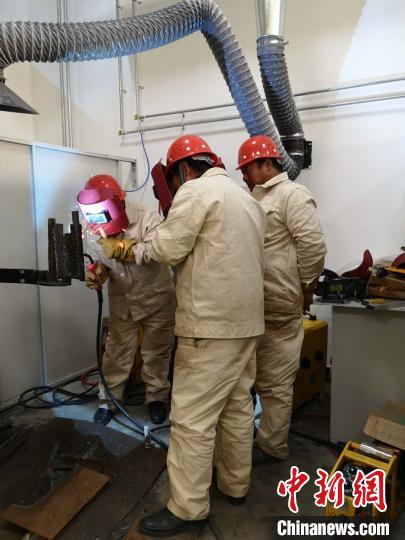 圖為學員正在進行電焊技能學習。　范麗芳 攝