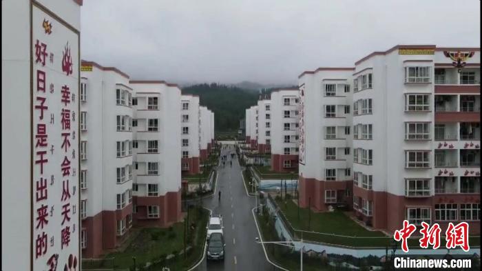 越西縣最大的易地扶貧搬遷安置點(diǎn)——城北感恩社區(qū)?！『武?攝