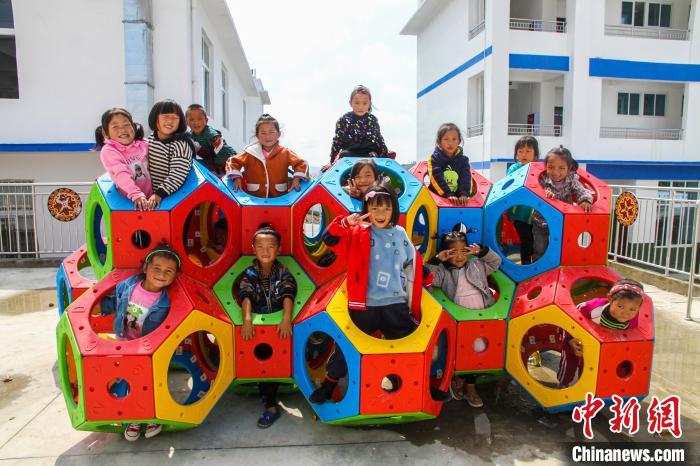 喜德縣一學(xué)校內(nèi)，孩子們露出開心的笑容?！柟拍救?攝