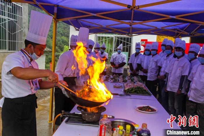 喜德縣冕山鎮(zhèn)舉辦的廚師培訓(xùn)班上，老師正在示范回鍋肉的做法。　爾古木三 攝