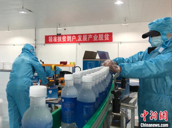 圖為阿里地區(qū)措勤縣某飲用水加工公司，該公司以“基地+公司+貧困民眾”為運(yùn)營(yíng)模式，帶動(dòng)貧困民眾68戶232人。　謝牧 攝