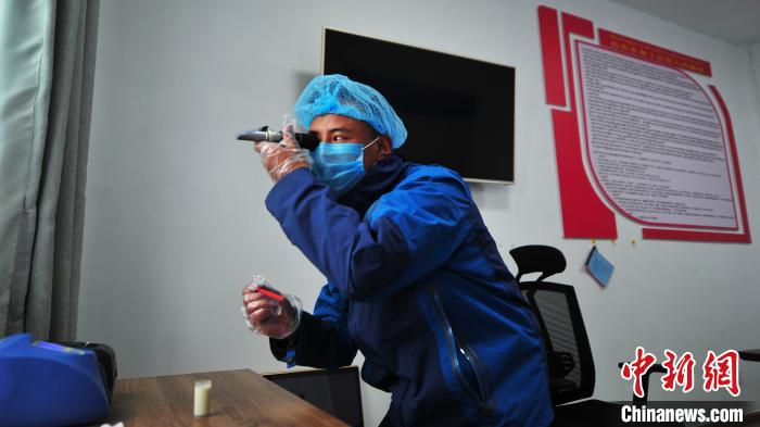 圖為8月11日，西藏那曲市聶榮縣色慶鄉(xiāng)雜瑪多種經(jīng)營(yíng)合作聯(lián)合社質(zhì)檢員對(duì)從各牧場(chǎng)收集上來(lái)的牛奶進(jìn)行質(zhì)量檢測(cè)。色慶鄉(xiāng)統(tǒng)籌全鄉(xiāng)28個(gè)行政村的合作社，成立了擁有規(guī)范管理體系的合作聯(lián)合社，整合集體草場(chǎng)建立5座牧場(chǎng)，各牧場(chǎng)按照計(jì)分制統(tǒng)一放牧，畜產(chǎn)品實(shí)行定點(diǎn)、定時(shí)、定人收購(gòu)，再統(tǒng)一檢測(cè)、加工、出售，建立了完整的牧業(yè)全產(chǎn)業(yè)鏈(資料圖)。　張偉 攝