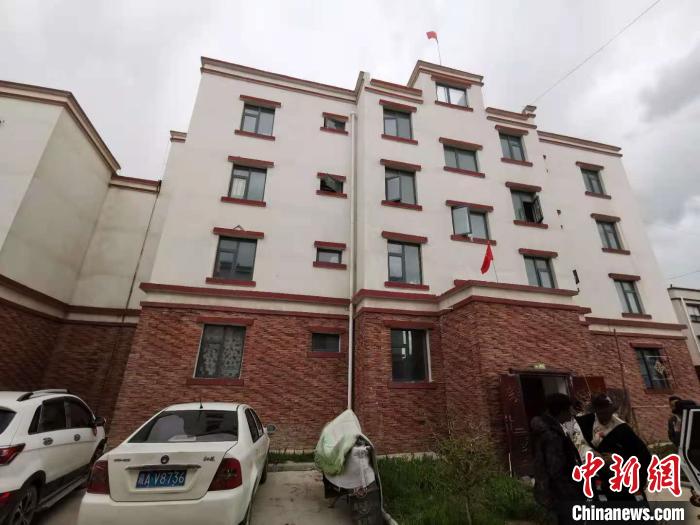 圖為8月12日，2018年7月從距那曲市色尼區(qū)城區(qū)那曲鎮(zhèn)90千米外的古露鎮(zhèn)當(dāng)桑村搬遷至城區(qū)的旦增新家位于一棟四層的樓房?jī)?nèi)(資料圖)?！垈?攝