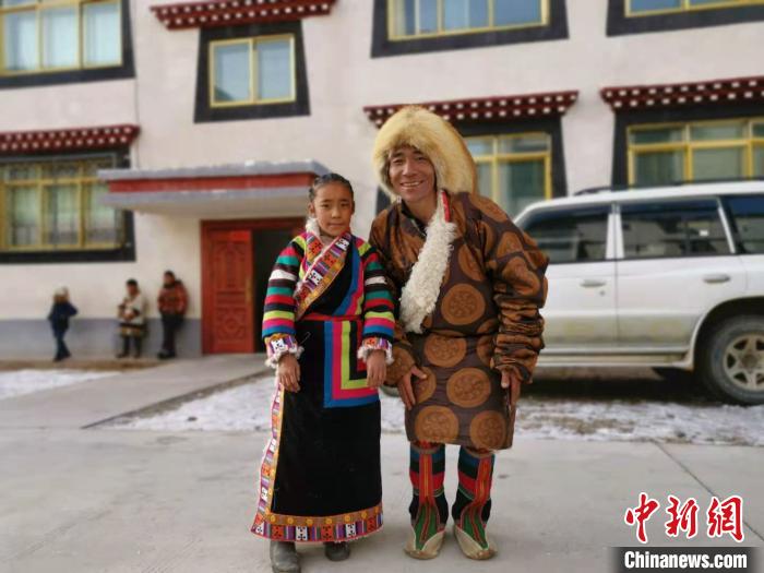 圖為2020年1月16日，搬遷至那曲市安多縣卓格扶貧小區(qū)的農(nóng)牧民在新家外面合影(資料圖)?！垈?攝