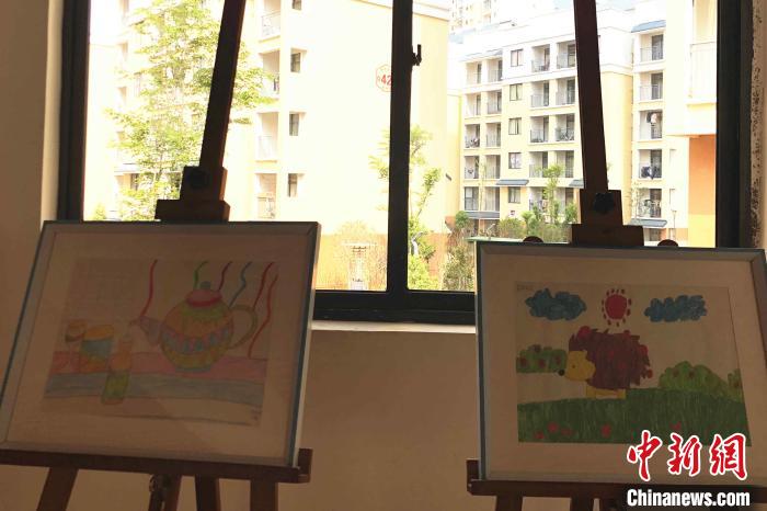 圖為會(huì)澤縣城易地扶貧搬遷點(diǎn)一所小學(xué)內(nèi)擺放著的學(xué)生畫(huà)作?！】姵?攝