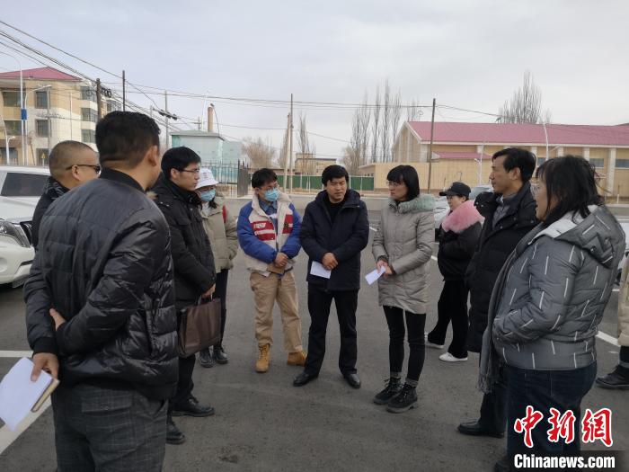 圖為青海大學(xué)工作人員正在現(xiàn)場(chǎng)考察該項(xiàng)目進(jìn)行情況?！±罱瓕?攝